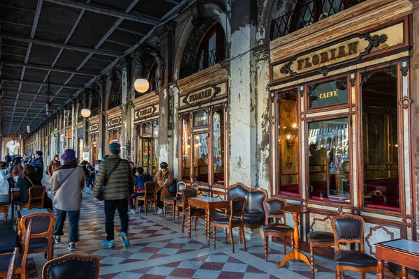 威尼斯圣马可广场 Piazza San Marco 或圣马可广场 Marks Square 上的花店 它是欧洲历史最悠久的咖啡馆 也是威尼斯著名的地标 — 图库照片