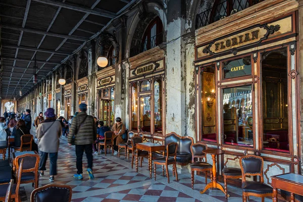 Piazza San Marco 'daki Florian Kafe' si ya da Venedik 'teki Aziz Markus Meydanı. Avrupa 'nın en eski kafesi ve Venedik' in ünlü simgesidir.