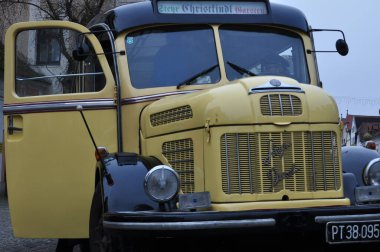 Steyr 'de Steyr' den Garsten 'a ve Advent' te Christkindl 'e giden ana meydandaki eski orijinal Steyr Saurer posta otobüsü.