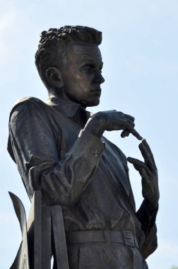 Egon Schiele anıtı ünlü Avusturyalı ressama adanmıştır. Egon Schiele 1890 'da Tulln' de doğdu..