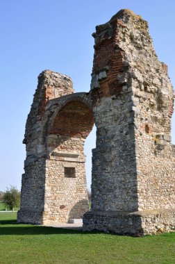 Heidentor, Carnuntum 'da Romalı zafer kemeri Petronell ve Bad Deutsch-Altenburg yakınlarında.
