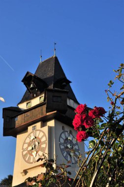 Schlossberg, saat kulesi Uhrturm 'lu Castle Hill. Uhrturm, Avusturya ve UNESCO 'nun dünya mirasının en ünlü simgelerinden biridir.