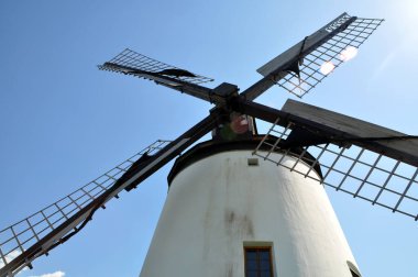 Podersdorf 'taki Tarihi Değirmen. Avusturya.