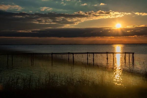 Sonnenuntergang Über Stelzenhaus Und Fischernetze Entlang Des Podeltas Italien — Stockfoto