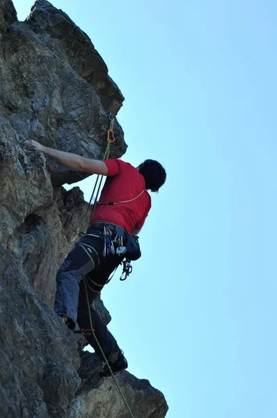 Jovem Escalando Parede Rochosa Natural Paredes Perto Viena — Fotografia de Stock