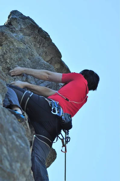 Young Man Climbing Natural Rocky Wall Walls Vienna — 스톡 사진