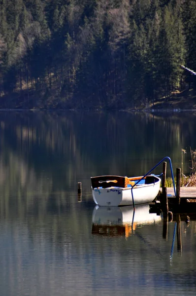 オーストリアのアルプスのランザー湖で釣り船の牧歌的なシーン — ストック写真