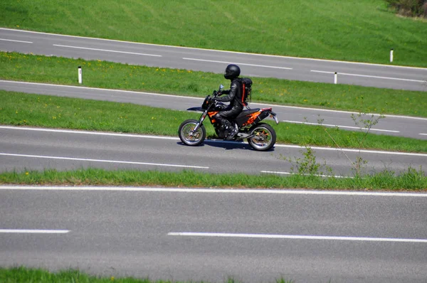 Motorrad Auf Gefährlicher Und Kurvenreicher Straße Wienerwald Bei Tulln — Stockfoto