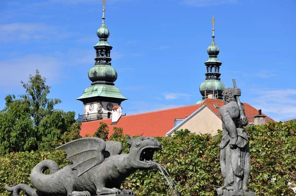 Rathaus Und Drachendenkmal Der Innenstadt — Stockfoto