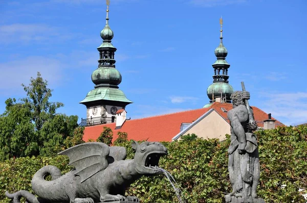 Balai Kota Dan Monumen Naga Pusat Kota — Stok Foto