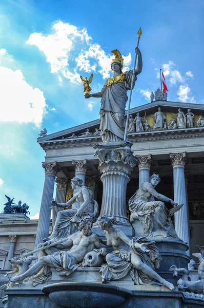 Скульптура Паллады Афины Греческой Богини Мудрости Возле Здания Австрийского Парламента — стоковое фото