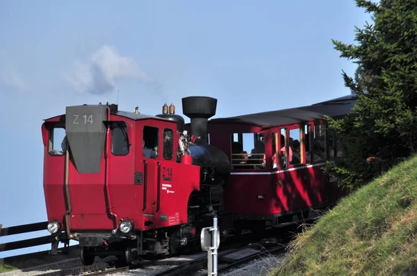 柴夫堡铁路 Schafberg Railway 是奥地利上奥地利和萨尔茨堡的一列轨道交通列车 从圣沃尔夫冈到沙夫堡的沙夫堡火车 — 图库照片
