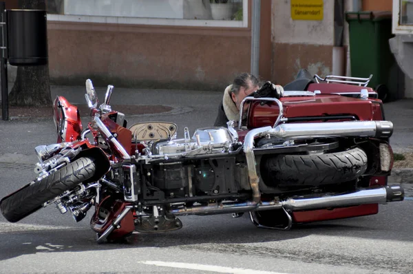 Harley Davidson 'ını parçaladıktan sonra motosikletinin yanında duran adam.