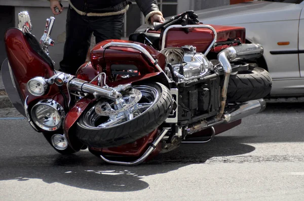 Hombre Pie Junto Bicicleta Después Destrozar Gran Harley Davidson —  Fotos de Stock