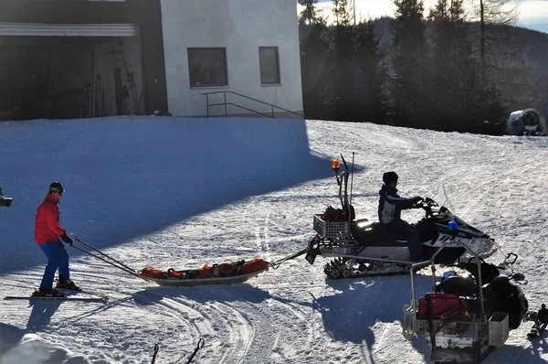 Equipo Esquí Rescate Montaña Comprobando Equipo Estación Base Semmering Los — Foto de Stock