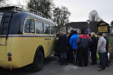 Steyr 'den Garsten' a ve Christkindl 'e kadar Steyr' deki ana meydandaki orijinal Steyr Saurer posta otobüsü