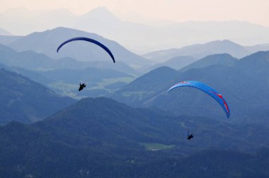Yaz güneşli bir günde dağın tepesinde planör..