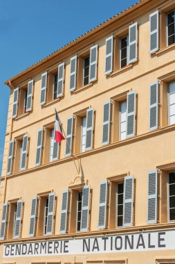 Jandarma binası. Bina, Louis de Funes 'un başrolde oynadığı Saint-Tropez Jandarması adlı filmle tanınıyor.. 