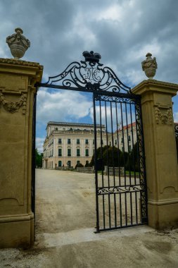 Fertod 'daki Eszterhazy Kalesi' nin dışı. 18. sentte yapılmış. Macaristan 'ın en büyük Rococo binası olarak da bilinir.. 