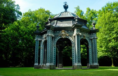 Viyana 'nın güneyindeki Laxenburg İmparatorluk Parkı' nda yeşil Pavillon.