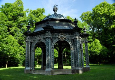 Viyana 'nın güneyindeki Laxenburg İmparatorluk Parkı' nda yeşil Pavillon.