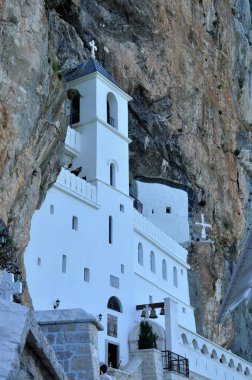 St. Kilisesi Ostrog Wonderworker 'ın fesleğeni kayada 900 metre yükseklikte inşa edildi. Basil Ostrog 'un eserlerini ziyaret etmek için bir sıra insan..