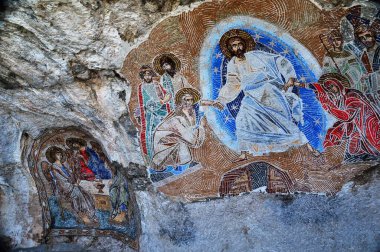 Karadağ 'ın Ostrog manastırındaki mozaikler. Karadağ 'daki bir kayanın üzerindeki kutsal mozaik iklerine yakından bakın. Ostrog manastırı Karadağ 'ın en popüler hac yeri