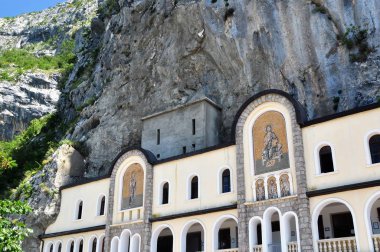 St. Kilisesi Ostrog Wonderworker 'ın fesleğeni kayada 900 metre yükseklikte inşa edildi. Basil Ostrog 'un eserlerini ziyaret etmek için bir sıra insan..