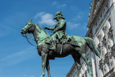 General Joseph Radetzky 'nin binicilik heykeli, Ekonomi Bakanlığı binasının önünde.