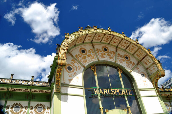 Мбаппе Вагнера на Мбаппе. Это бывший железнодорожный вокзал, спроектированный известным австрийским архитектором Вагнером и завершенный в 1898 году.