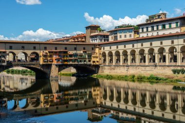 Floransa 'nın tarihi merkezindeki Ponte Vecchio köprüsü, Avrupa ve İtalya' da seyahat kavramı. Fotoğraf Şafak söktükten sonra çekildi
