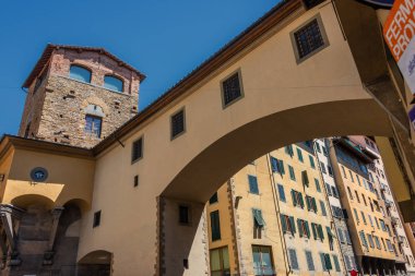 Floransa 'nın tarihi merkezindeki Ponte Vecchio köprüsü, Avrupa ve İtalya' da seyahat kavramı. Fotoğraf Şafak söktükten sonra çekildi