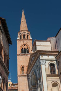 Aziz Andrea Bazilikası. Erbe Meydanı 'ndan Göster