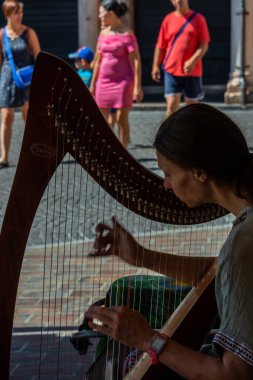 Mantova 'nın Archway' inde Arp çalan Kör Kadın