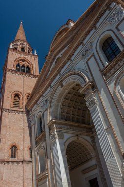 Aziz Andrea Bazilikası. Erbe Meydanı 'ndan Göster