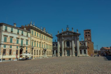 Mantua 'daki ünlü Rönesans Meydanı Piazza Sordello. San Pietro Katedrali ve tarihi bina manzarası.