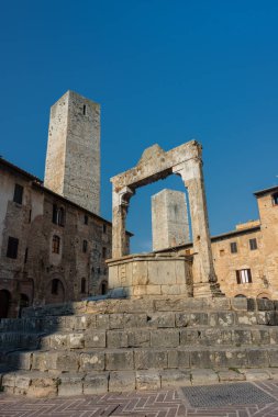 San Gimignano caddeleri ve kuleleri, İtalya, Toskana 'da küçük bir ortaçağ kasabası.