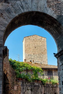 San Gimignano caddeleri ve kuleleri, İtalya, Toskana 'da küçük bir ortaçağ kasabası.