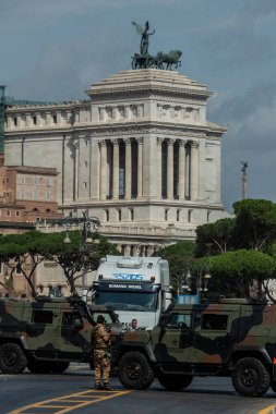 Roma 'nın dört bir yanındaki askeri kontrol noktalarından biri. Bu 'Via dei For Imperiali' de arka planda Colosseum var.