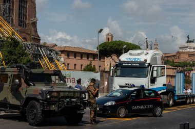 Roma 'nın dört bir yanındaki askeri kontrol noktalarından biri. Bu 'Via dei For Imperiali' de arka planda Colosseum var.
