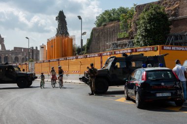 Roma 'nın dört bir yanındaki askeri kontrol noktalarından biri. Bu 'Via dei For Imperiali' de arka planda Colosseum var.