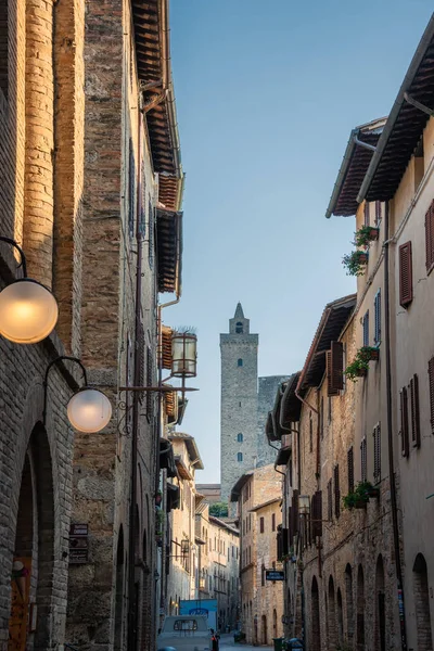 サンジミニャーノの通りと塔 トスカーナ州の小さな中世の町 イタリア — ストック写真