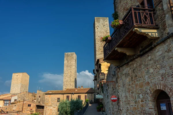 サンジミニャーノの通りと塔 トスカーナ州の小さな中世の町 イタリア — ストック写真