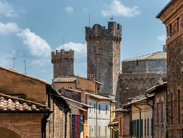 イタリアのトスカーナ州にあるモンタルチーノ要塞 要塞は1361年に町の最高点の上に建てられました — ストック写真