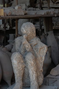 Antik Roma kentinin arkeolojik alanı Pompeii'de bir kurbanın cesedi M.Ö. 79 yılında Vezüv Yanardağı'nın patlamasıyla tahrip olmuştur. Unesco Dünya Mirası
