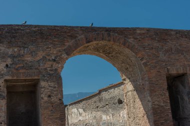 Caligula Kemeri Sivil Forum 'un anıtsal girişi oldu.