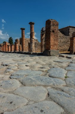 Pompeii 'de, Napoli yakınlarında Cobbled Caddesi. Pompeii, Avrupa 'nın ana antik simgelerinden biridir. Pompeii 'deki antik Roma kaldırım yolu. Harabeleri olan terk edilmiş eski şehir. 