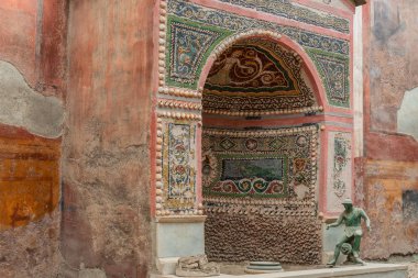 Küçük çeşmenin çeşme evi, Casa Della fontana piccola, Pompeii, Campania, İtalya 'da Vesuvius yanardağının altındaki kalıntılar.