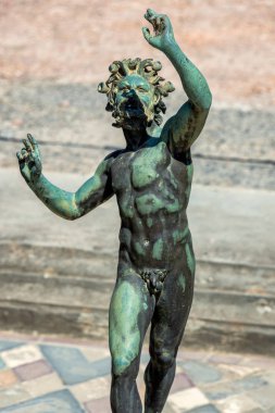 Faun 'un Evi. Pompeii 'deki Satir' in dramatik sahnesi. Pompeii, 1. yüzyılda Vezüv Dağı 'nın patlaması sonucu ölen antik bir Roma şehridir..