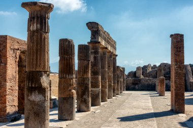 İtalya, Napoli yakınlarındaki Pompei 'nin tarihi yerinin izleri.